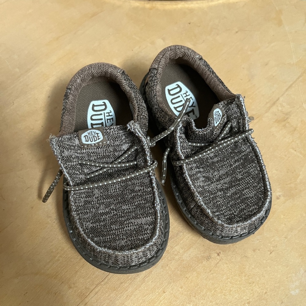 Like new Hey Dudes size 6 worn 2x.